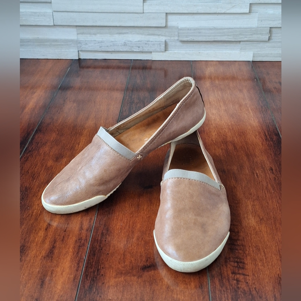 Frye Melanie Slip-On Leather Flats Brown Tan Size 7.5M Casual Comfort Shoes